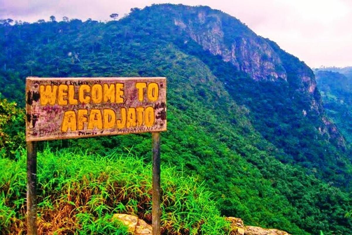 một biển báo chào mừng trên sườn núi