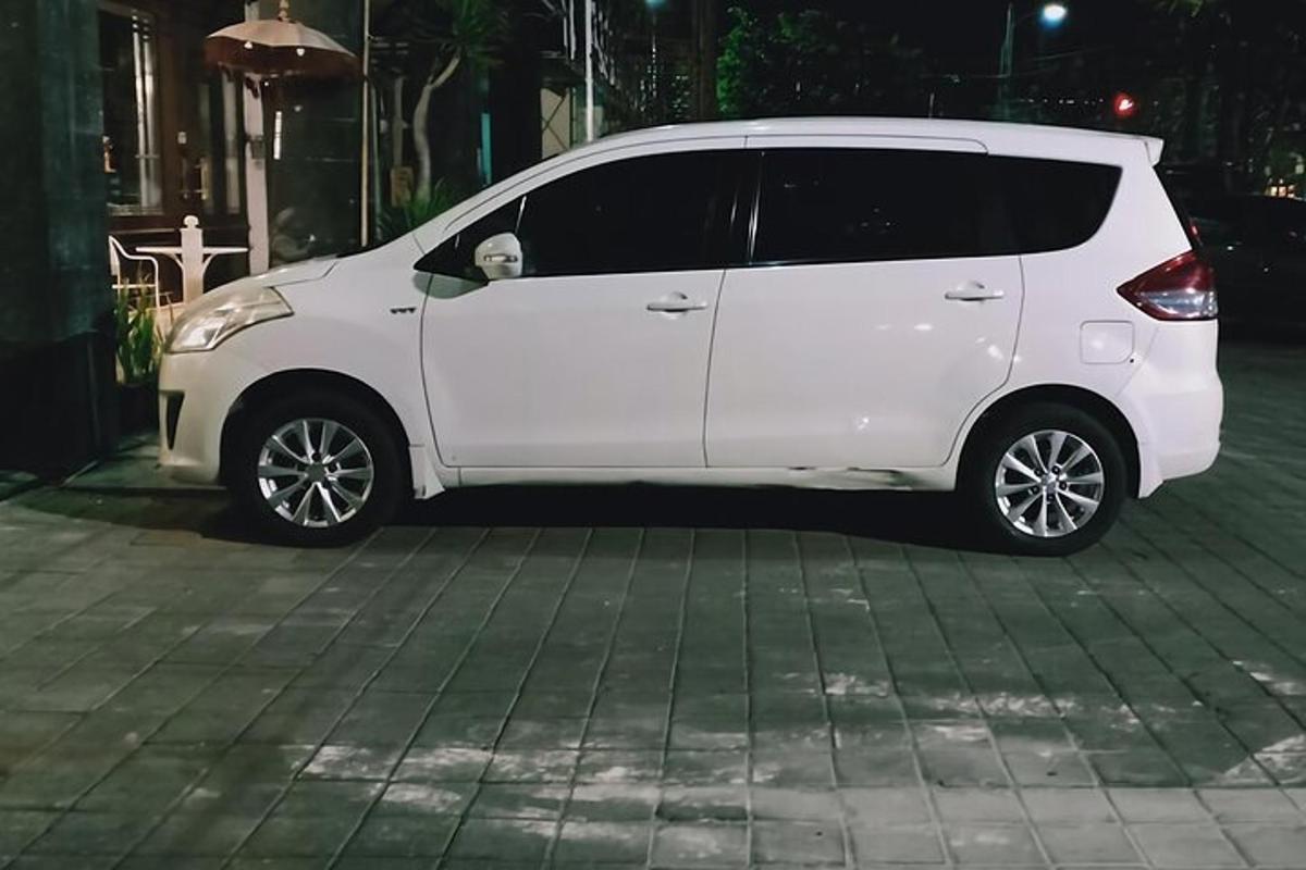 sebuah van putih dengan seekor anjing duduk di jendela