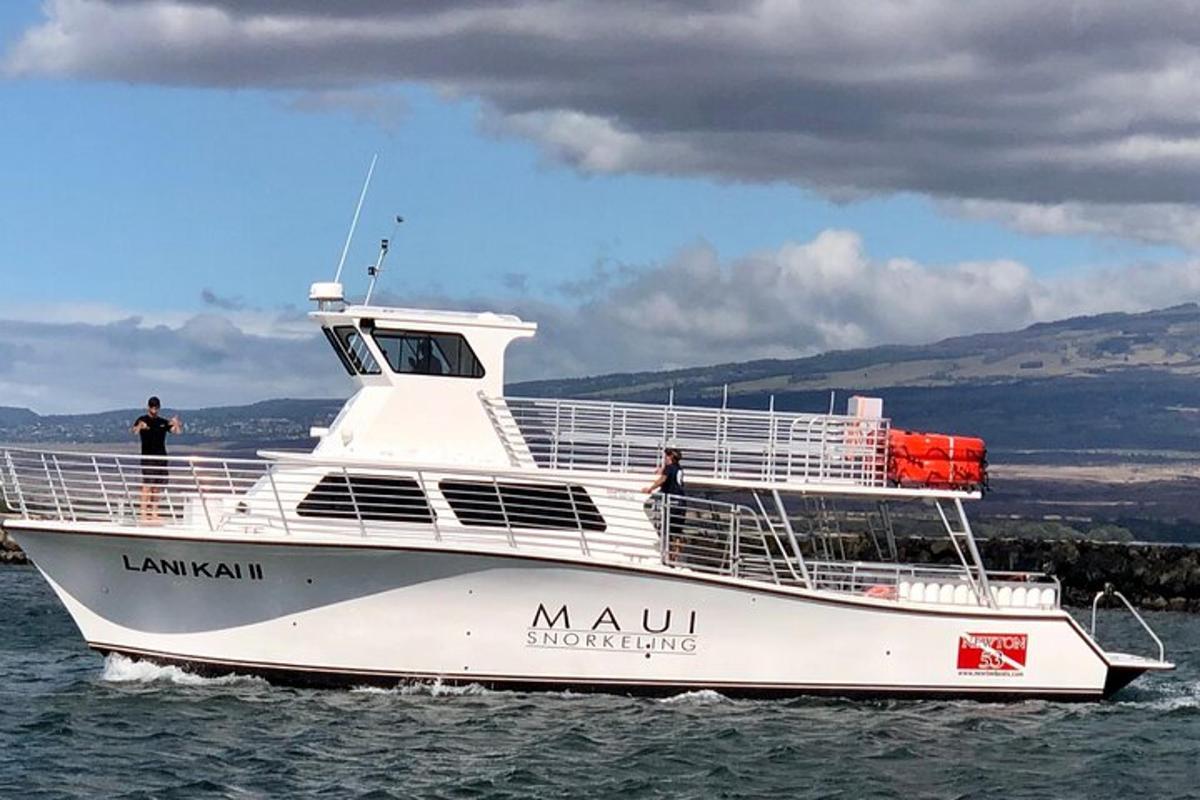 un gran barco blanco en el agua