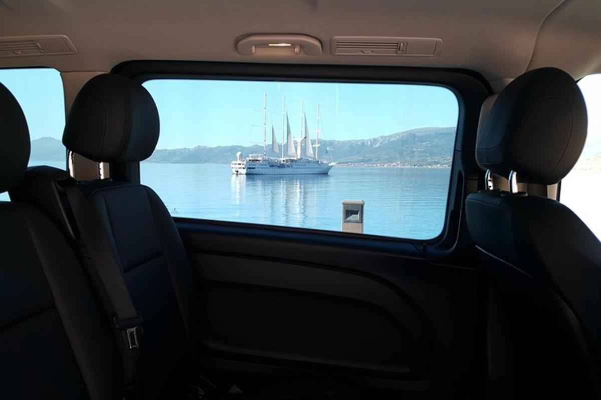 μια θέα ενός σκάφους στο νερό από ένα όχημα