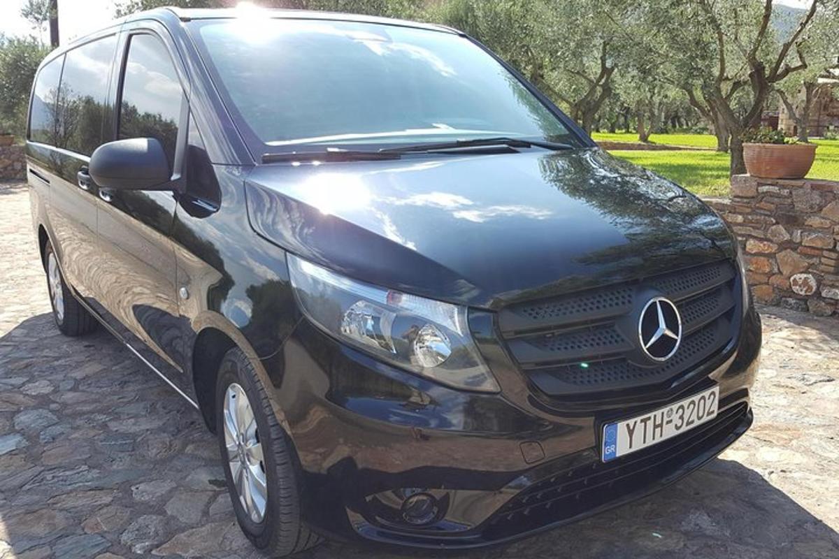 un furgone Mercedes Benz nero parcheggiato in un vialetto
