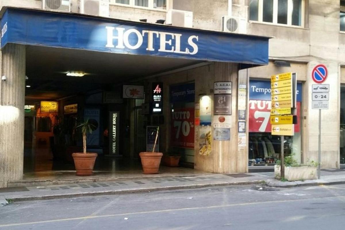 hotelový nápis na průčelí budovy