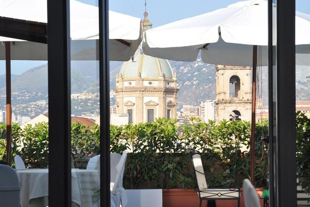 Blick auf ein Gebäude durch das Fenster eines Restaurants