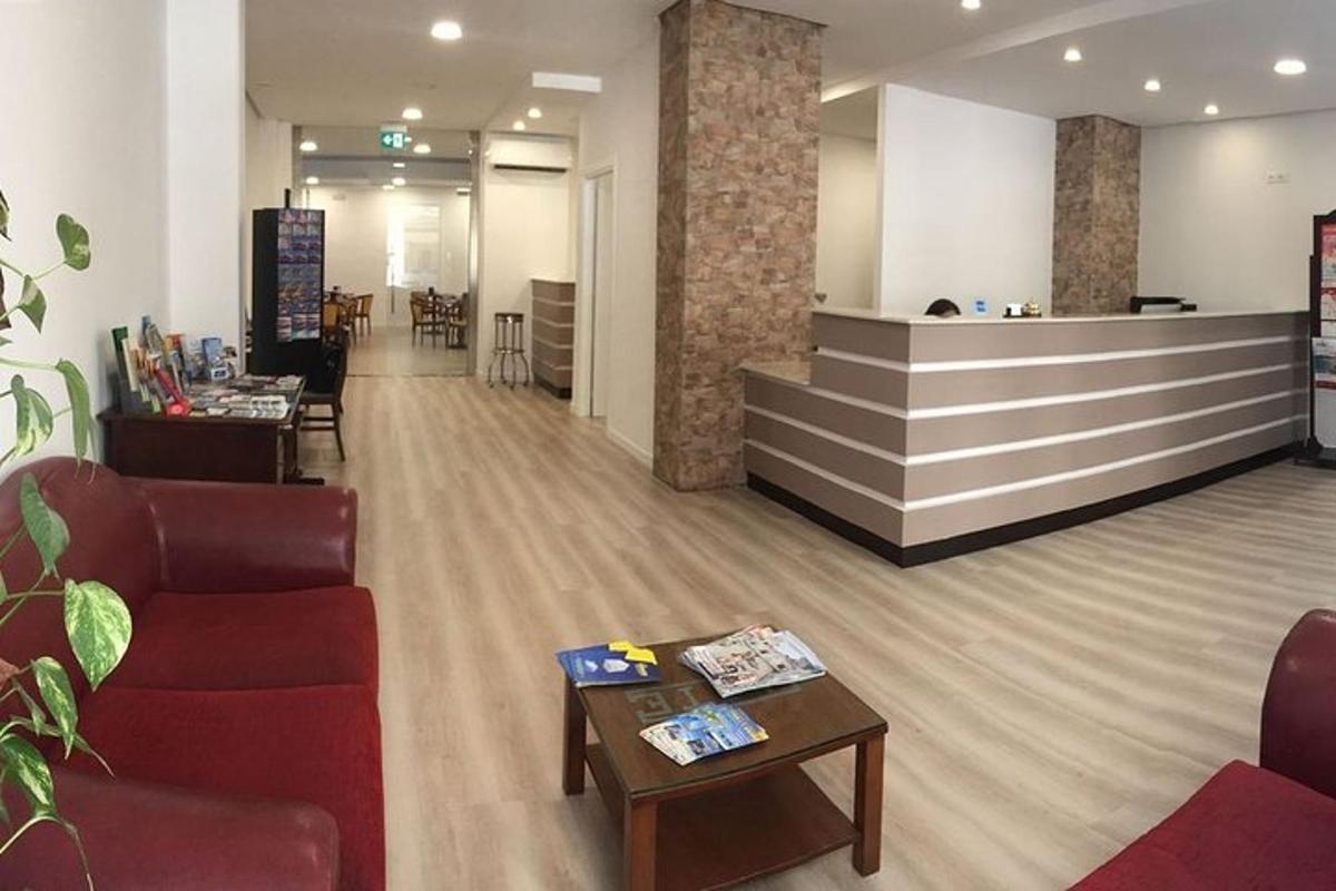 vstupní hala s čekárnou se židlemi a stolem