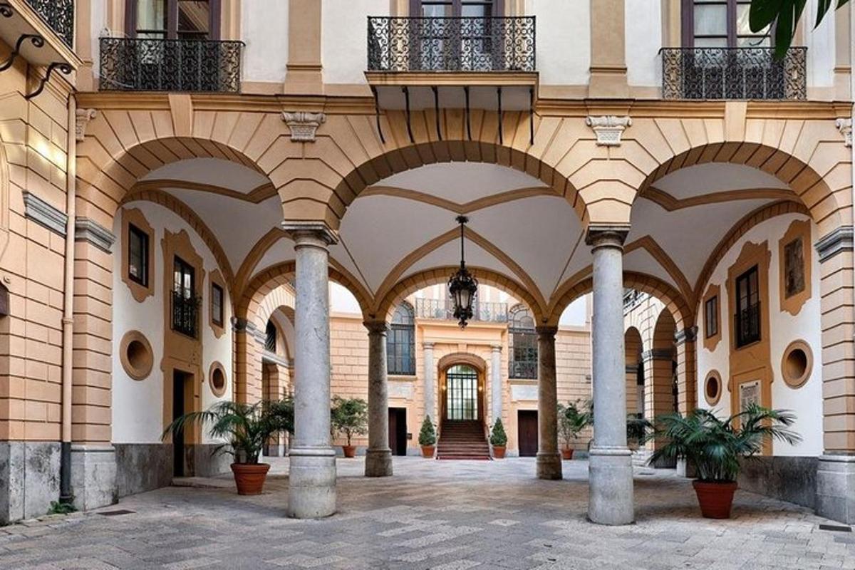 un edificio con archi e piante in vaso in un cortile