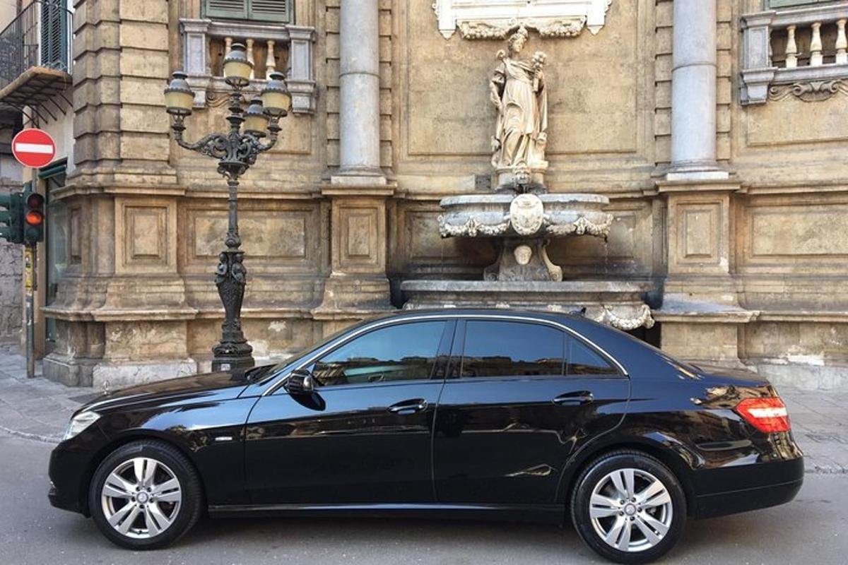 un'auto nera parcheggiata davanti a un edificio
