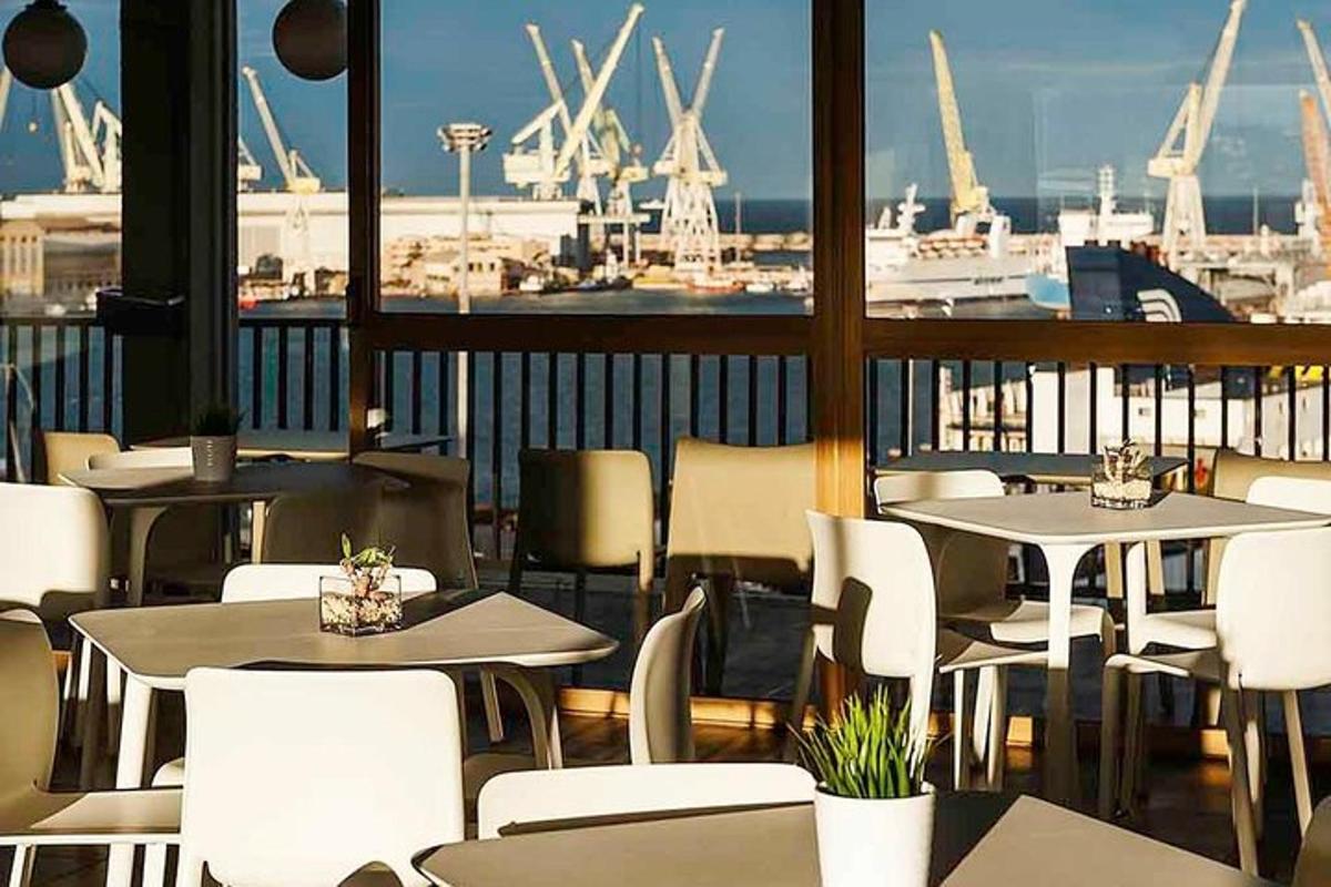 ravintola pöydin ja tuolein sekä satama