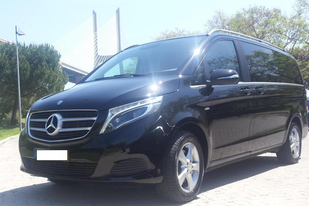 Un coche negro estacionado en un estacionamiento