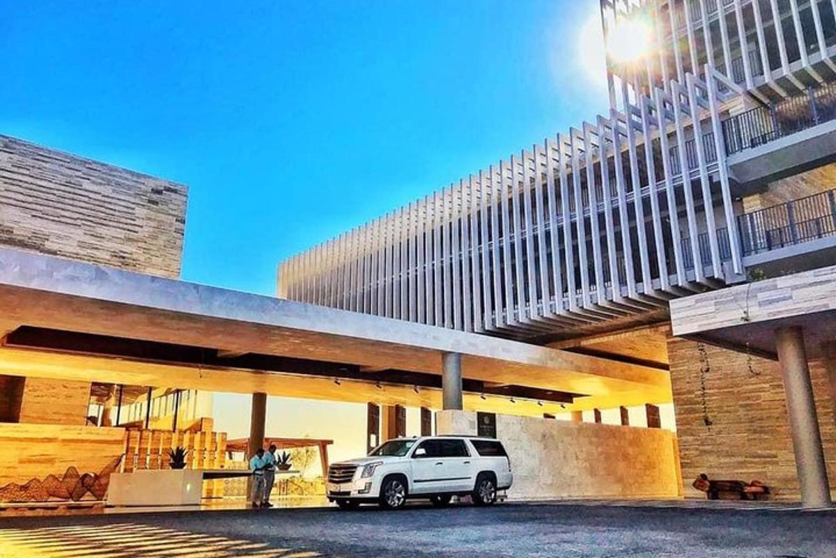 bílé auto zaparkované před budovou