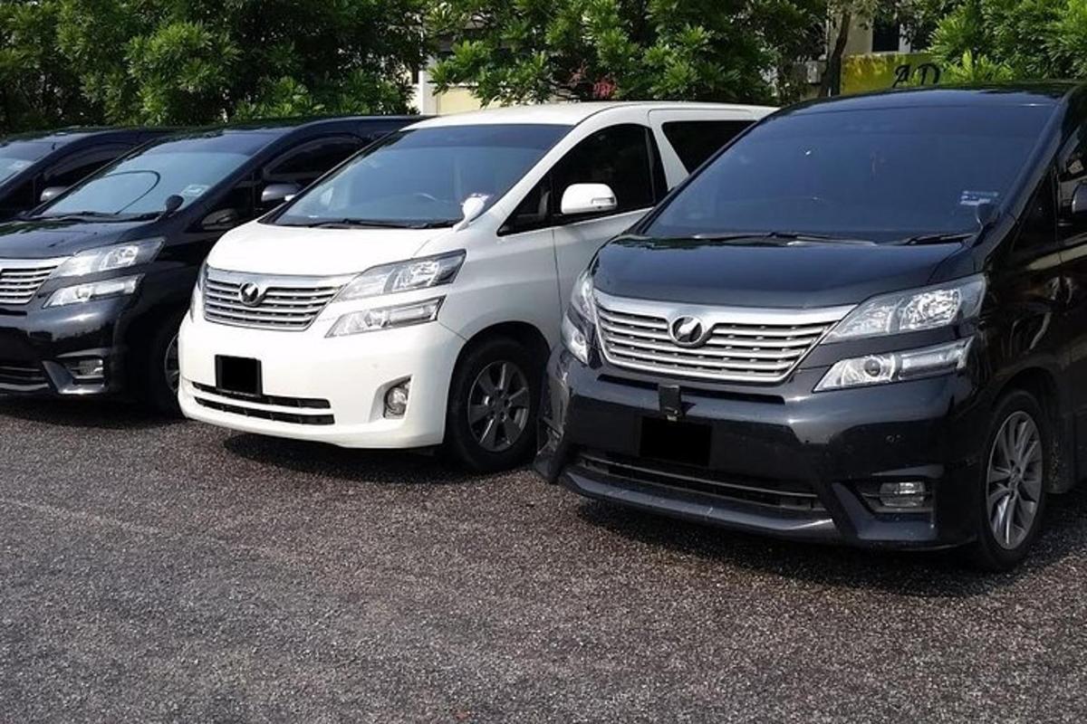 três vans estacionadas em fila em um estacionamento