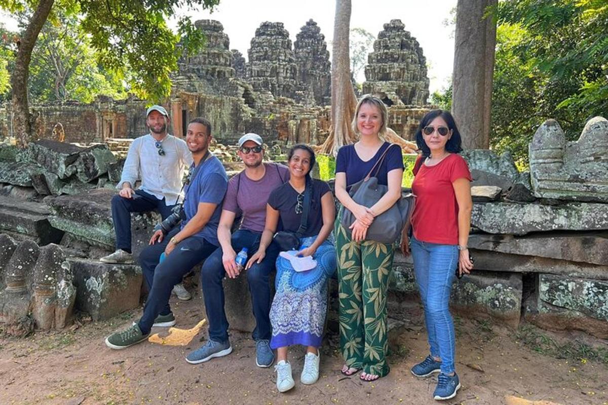 un grup de persones posant davant d'un temple