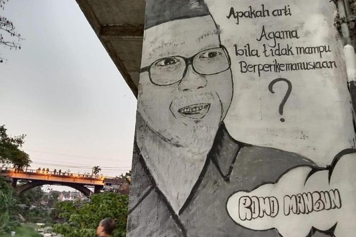 obraz muže s brýlemi na zdi