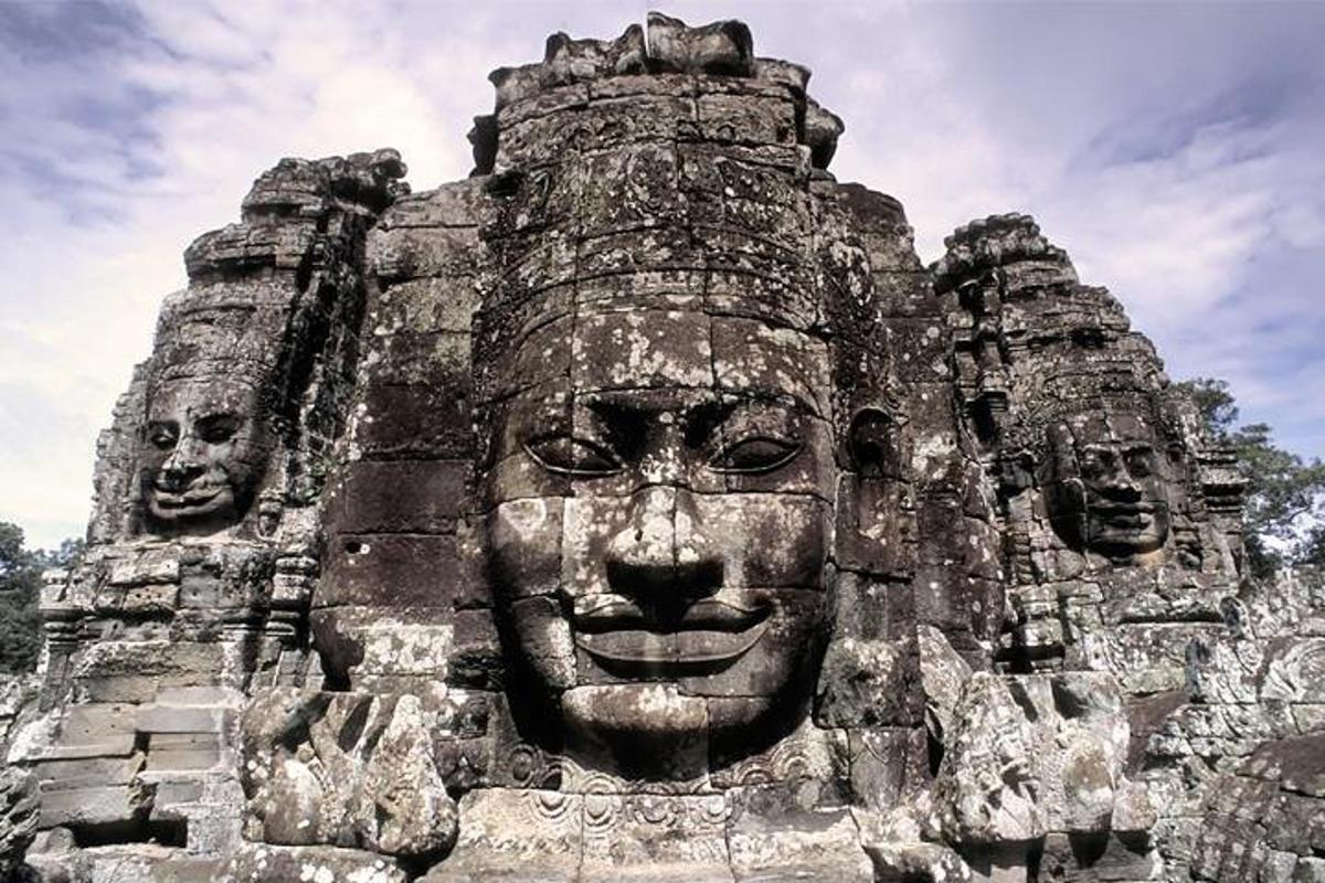patung wajah di atas bangunan batu
