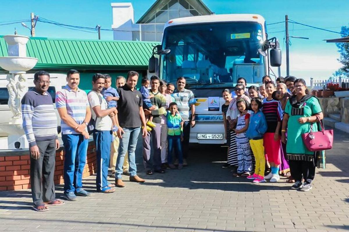 skupina lidí stojících před autobusem