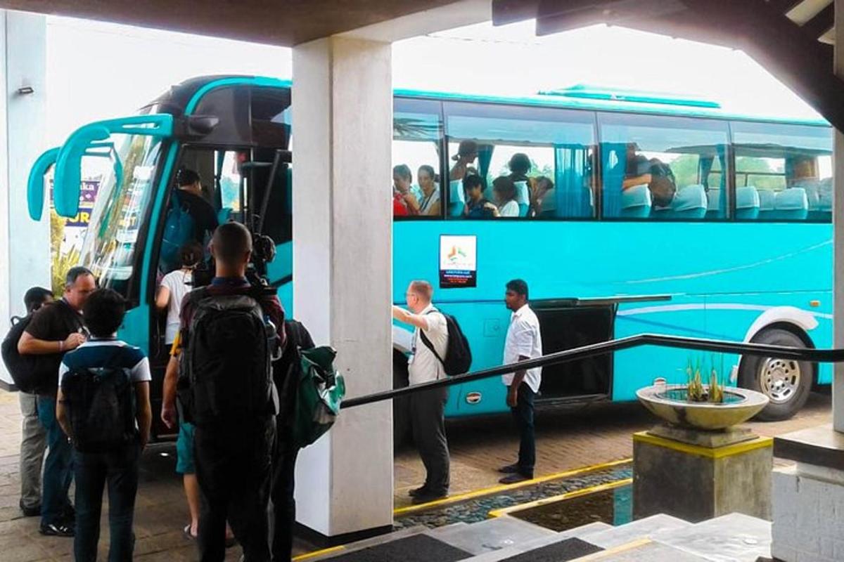 grupp inimesi astub sinisele bussile