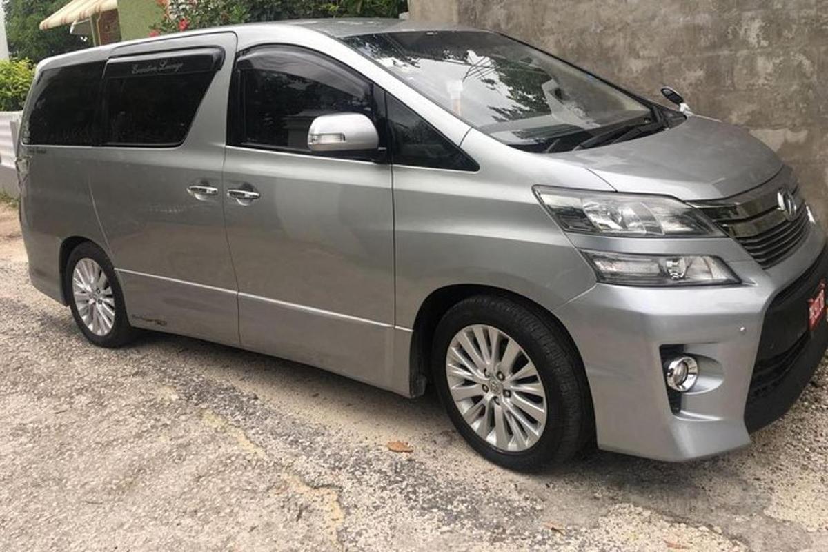 stříbrná dodávka zaparkovaná vedle budovy