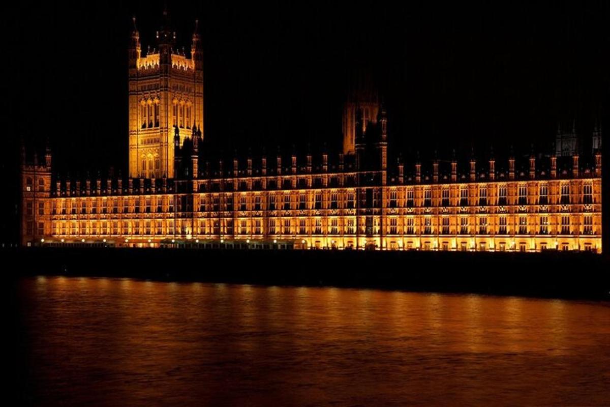 un grande edificio con una torre dell'orologio e il Big Ben