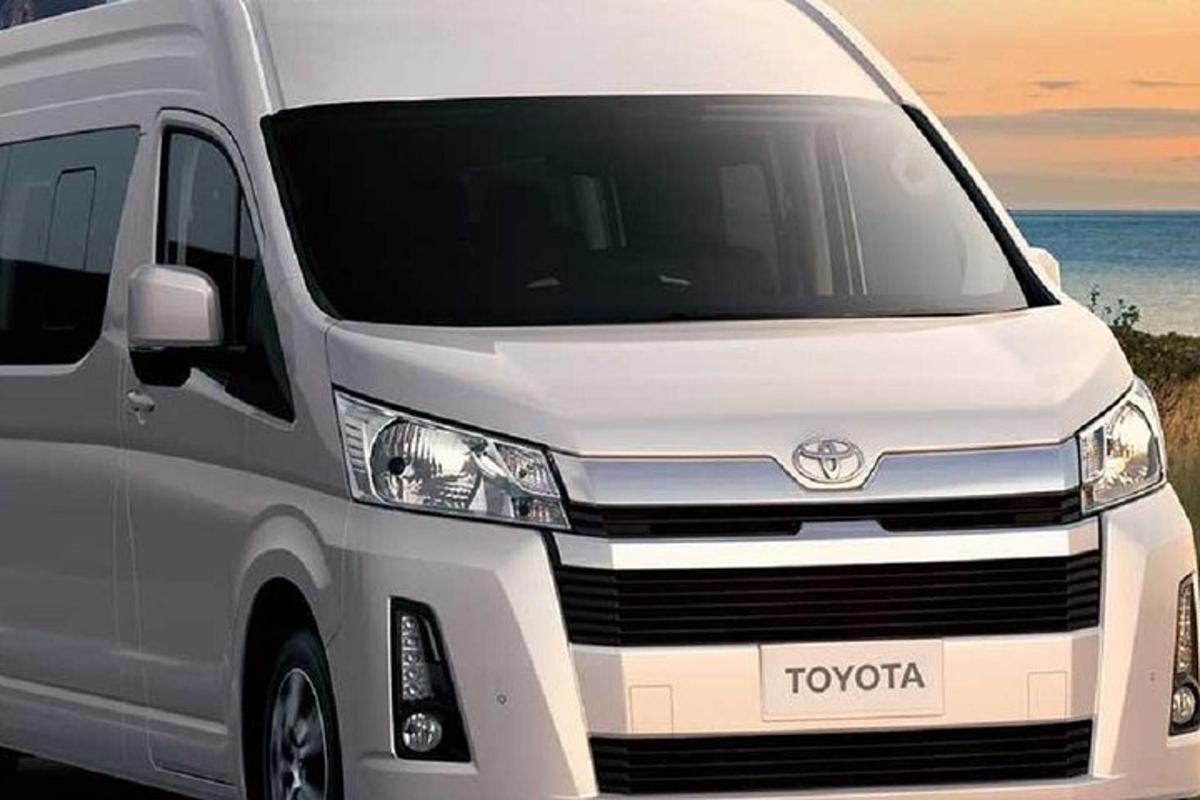 một chiếc xe tải Toyota màu trắng đậu bên cạnh bờ biển