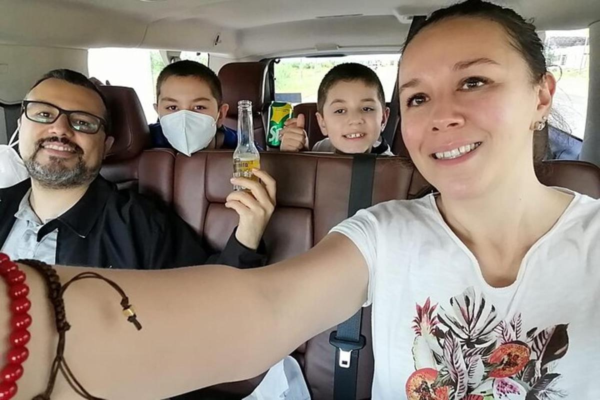 grupa ludzi siedząca z tyłu samochodu