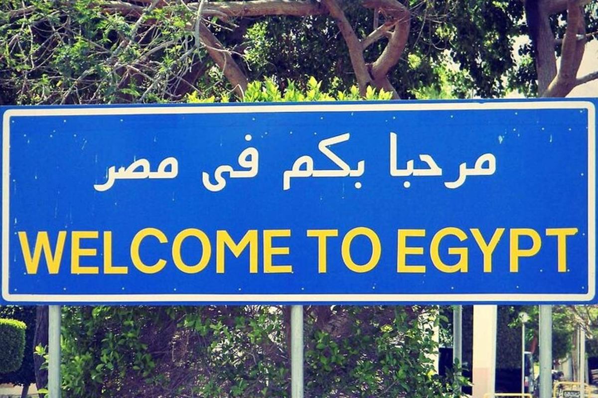 Blátt götuskilti sem segir velkomin til Egyptalands