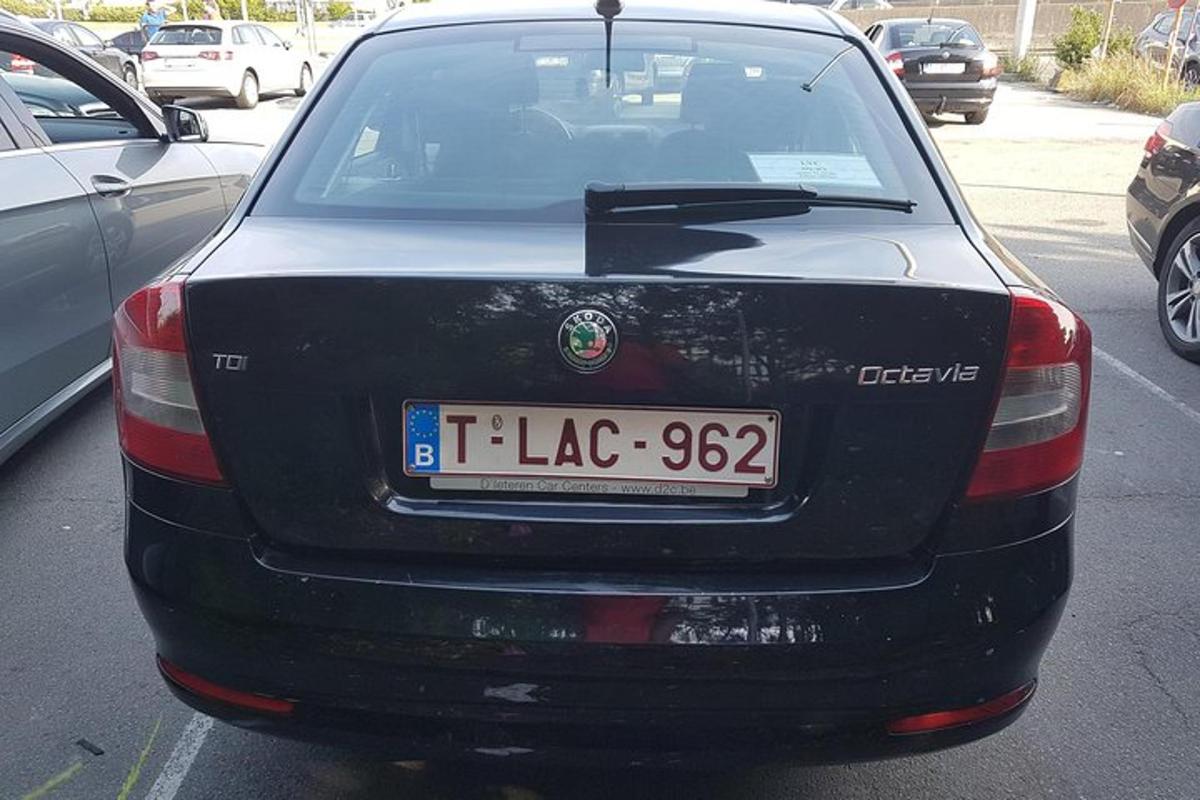 černé auto zaparkované na parkovišti