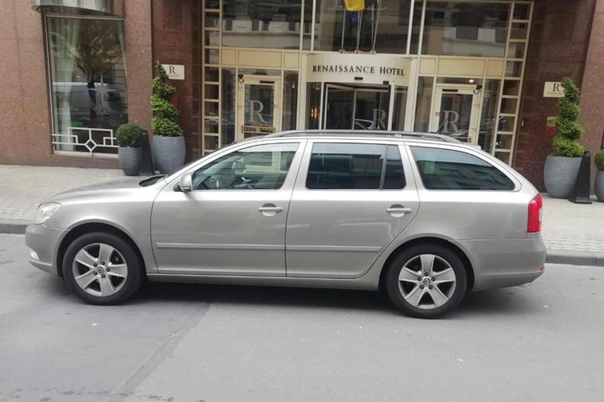 stříbrné auto zaparkované na kraji ulice