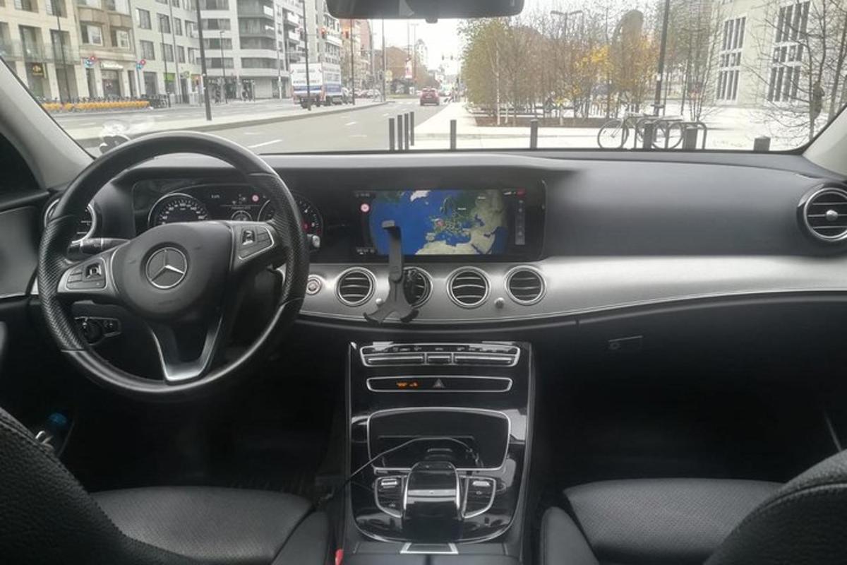 pohled na palubní desku auta