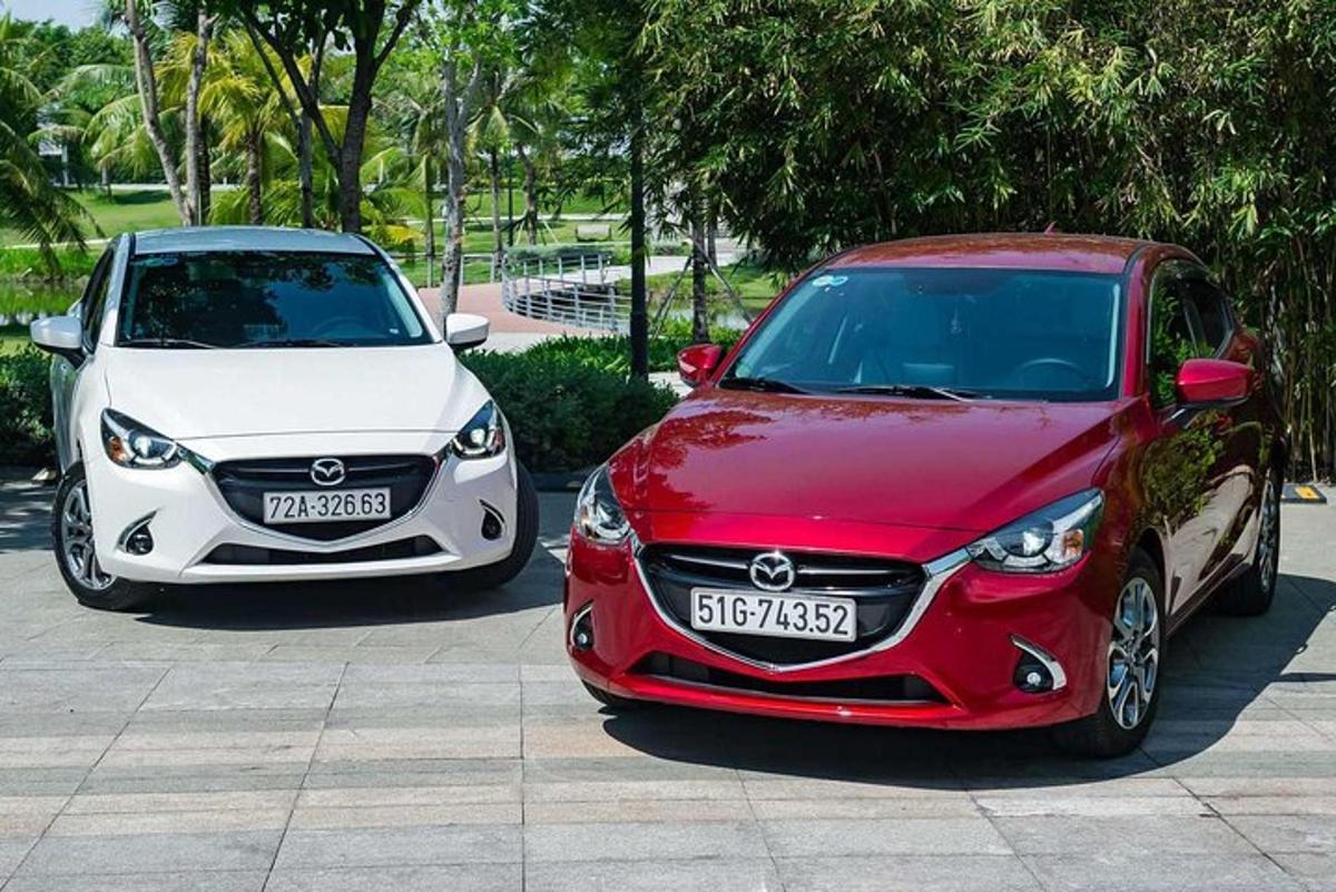 hai chiếc xe đang đỗ cạnh nhau