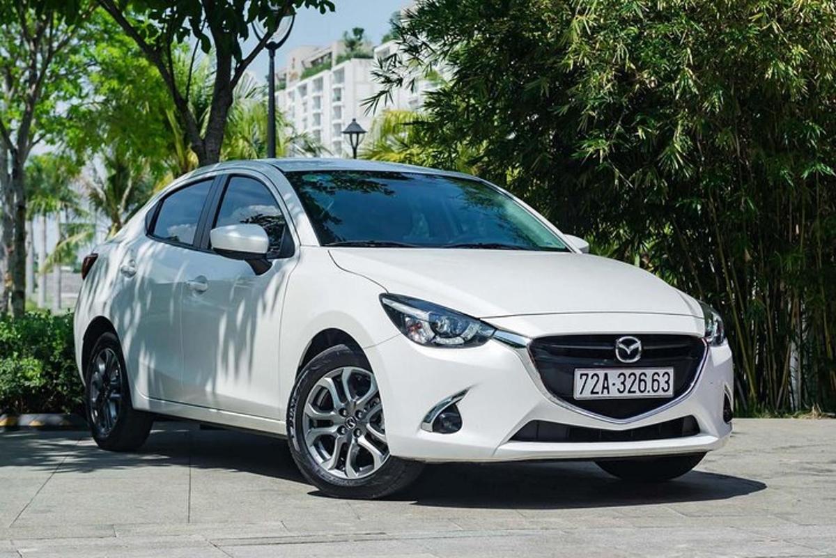 một chiếc xe mazda màu trắng đỗ trên phố