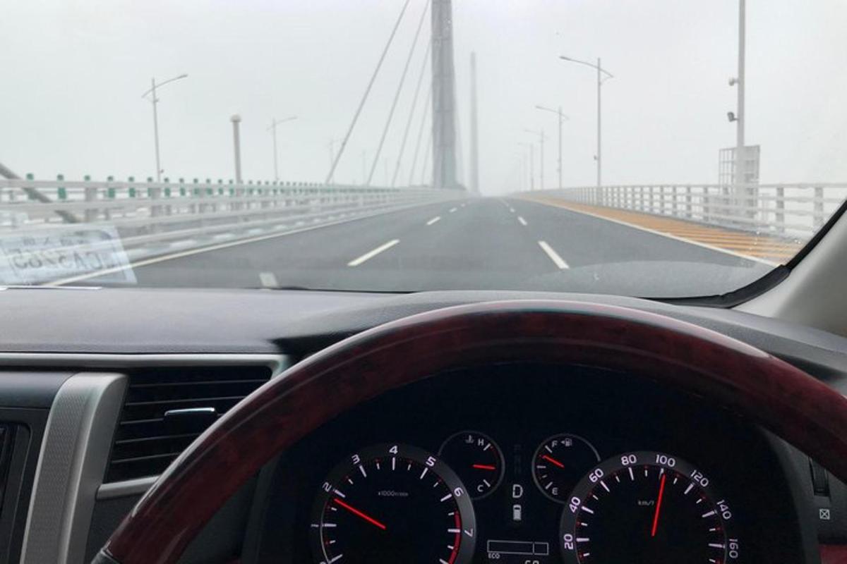 il cruscotto di un'auto che percorre un ponte