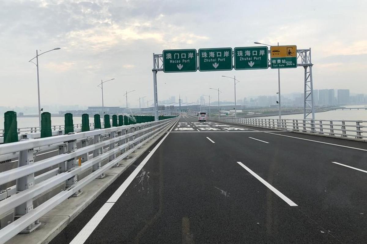 un'autostrada con segnali stradali su un ponte
