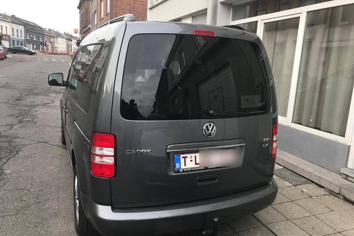 uma van estacionada na beira de uma rua