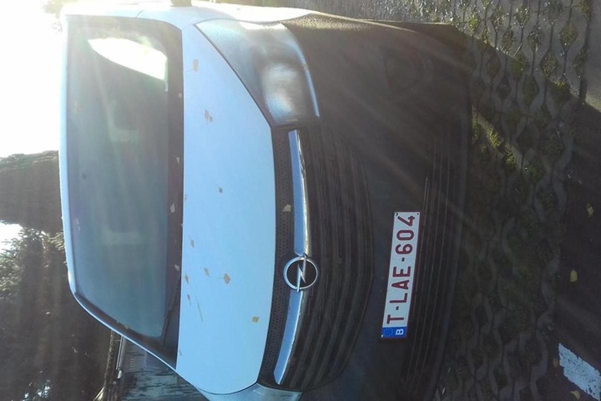 spätné zrkadlo auta so značkou