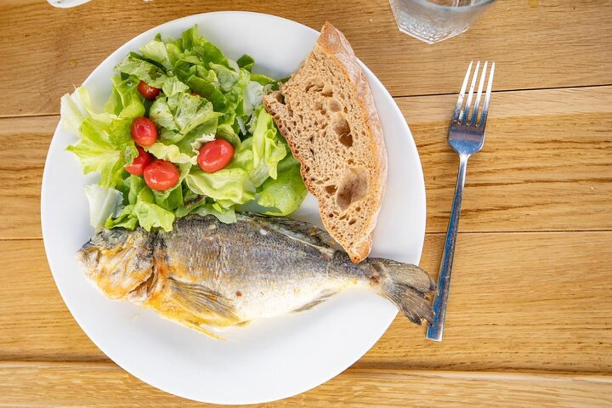 lėkštė maisto su žuvimi ir salotomis
