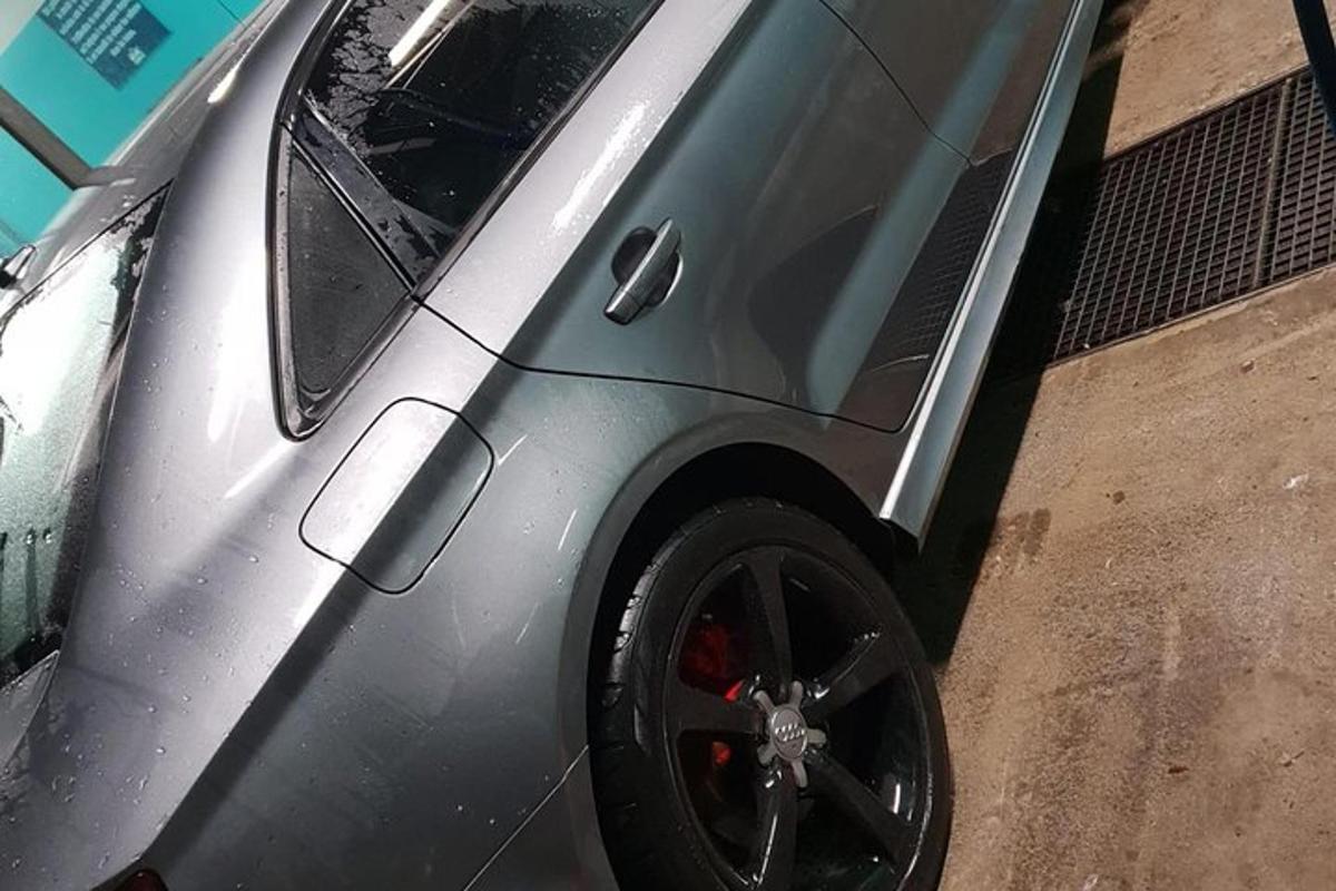 mobil berwarna perak diparkir di tempat parkir