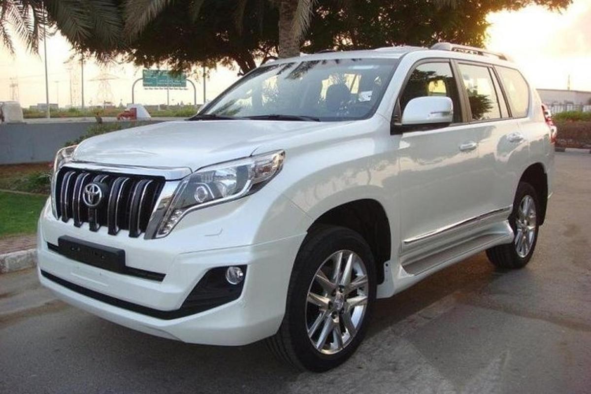 bílé SUV zaparkované na parkovišti