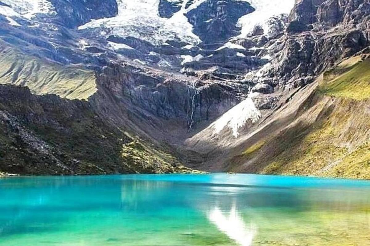 una montagna con un lago blu di fronte