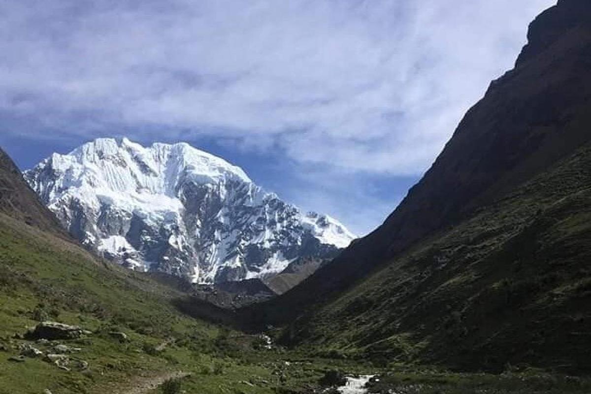 una montagna coperta di neve nel mezzo di una valle