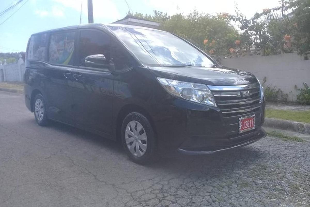 Černá dodávka parkuje na příjezdové cestě