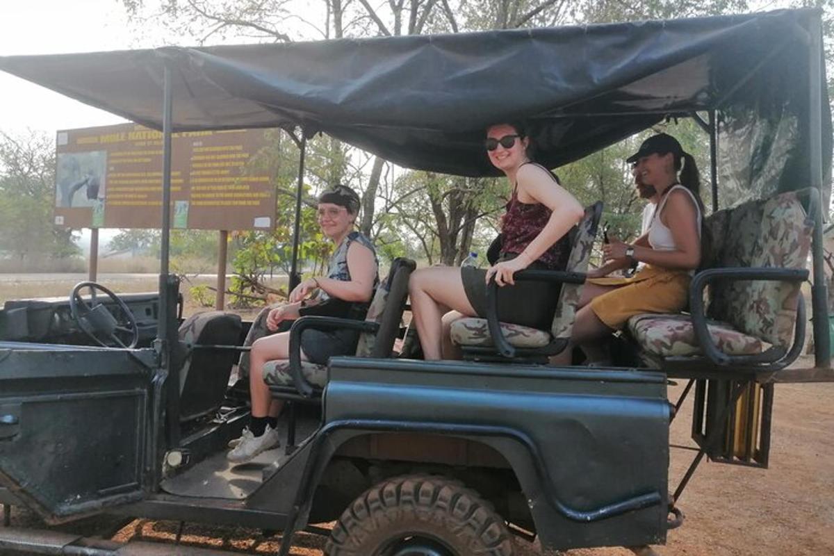Un grupo de mujeres viajando en la parte trasera de un jeep