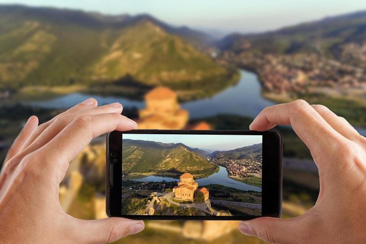 osoba držící mobilní telefon, aby pořídila fotografii