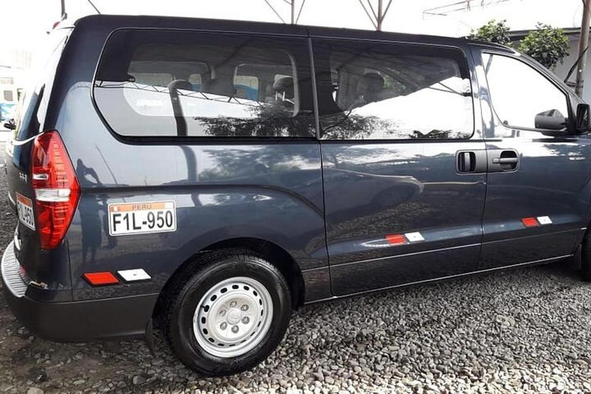 sinine auto pargitud parklas