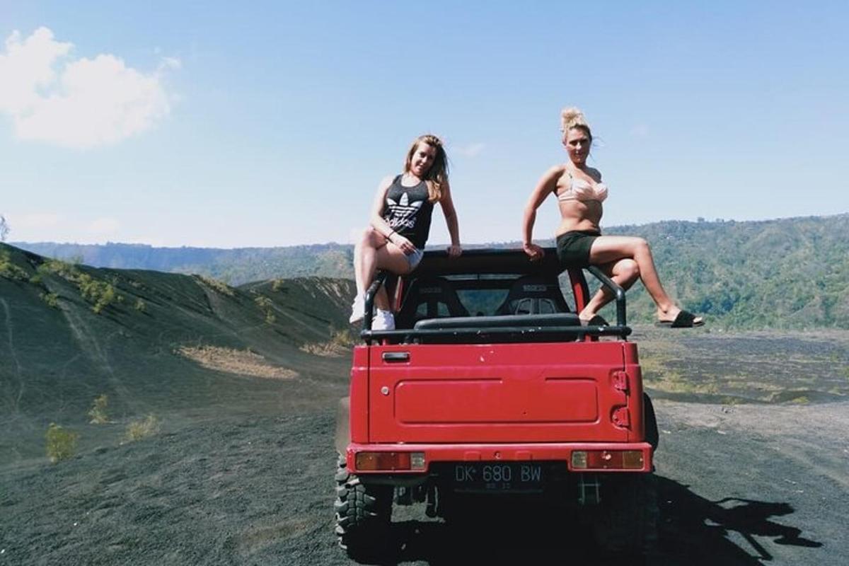 tiga gadis duduk di belakang kereta merah