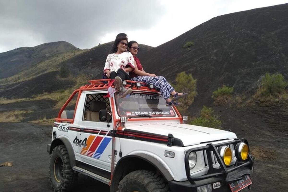 tiga orang duduk di atas trak putih