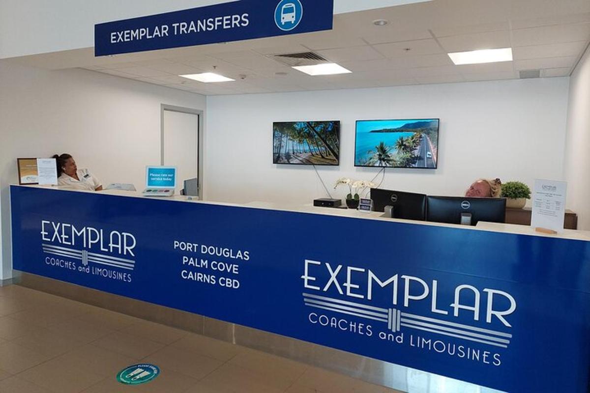 egy recepciós pult egy repülőtéren, ahol emberek ülnek