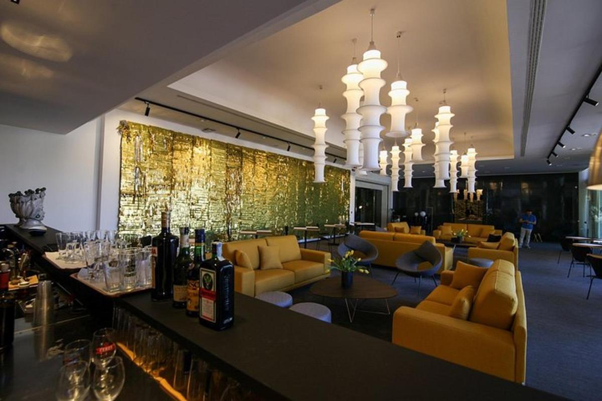bar v hotelu s pohovkami a křesly