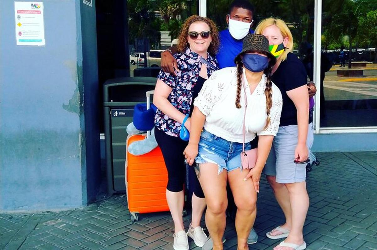 sieviešu grupa stāv veikala priekšā