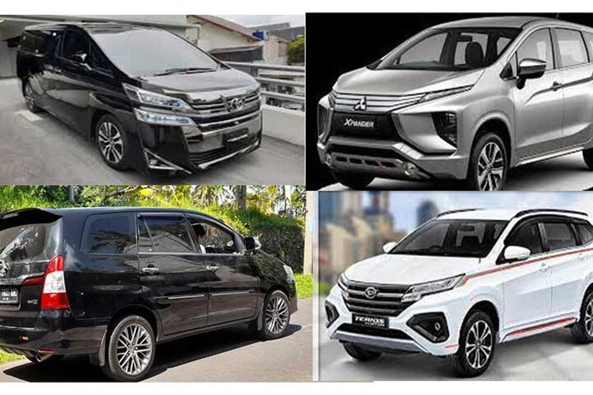 một nhóm bốn chiếc xe đậu trong bãi đậu xe