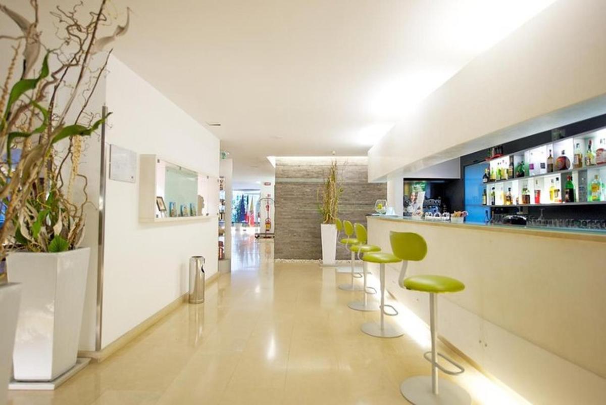 um bar com bancos verdes em uma sala