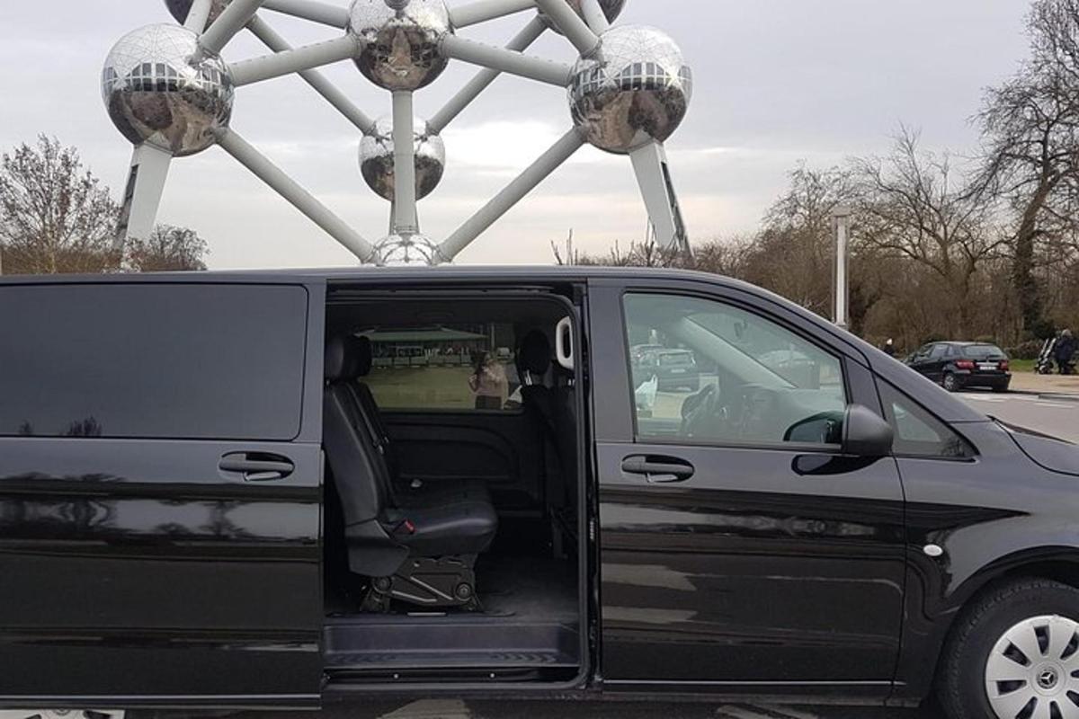 kaubik, mis on pargitud parklasse avatud uksega